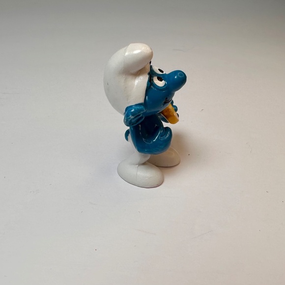 Vintage Cookie Smurf Figurine with Cookie | Peyo Bully Smurf | Classic Smurf - Picture 2 of 4